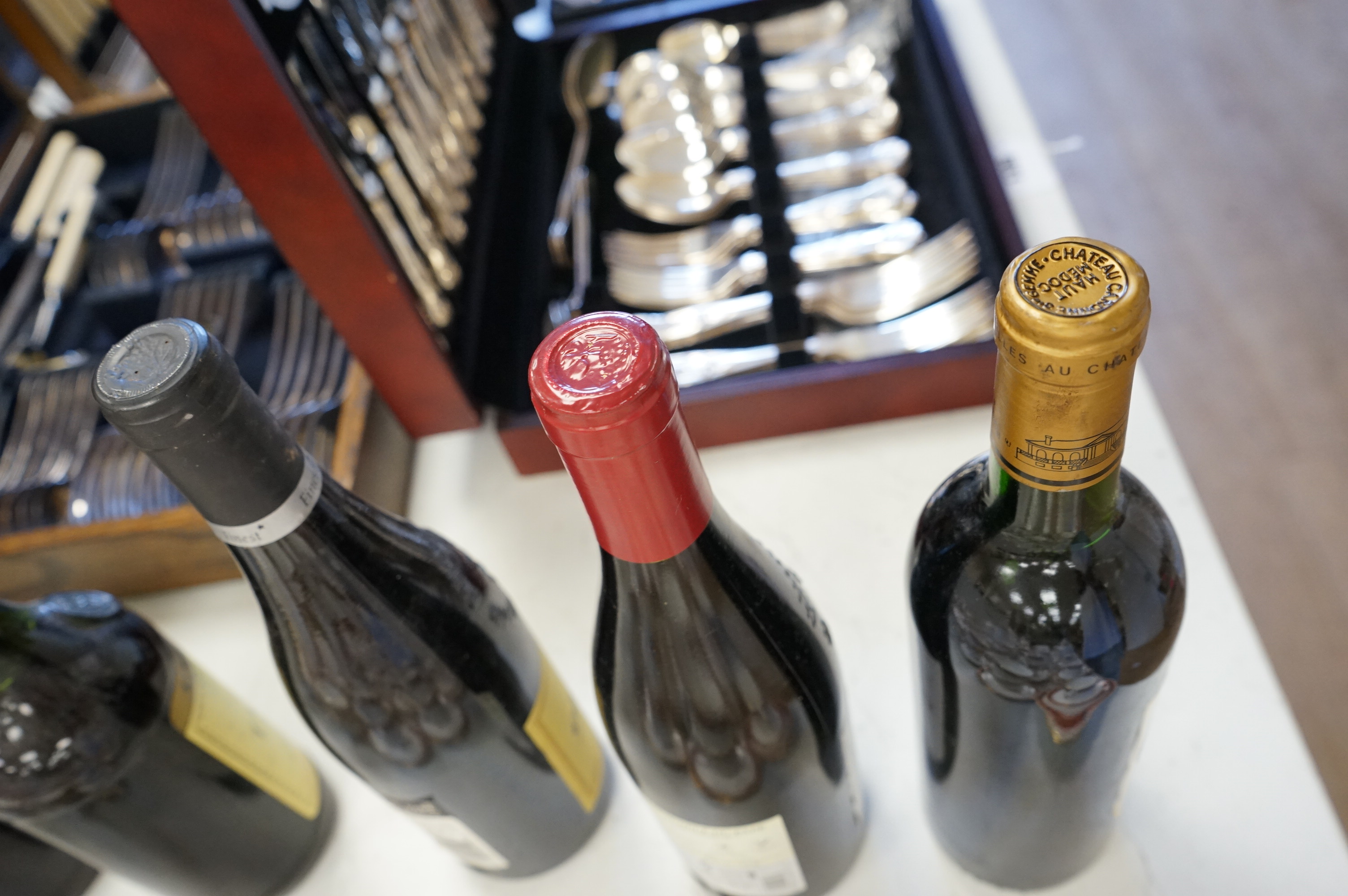 Eight bottles of red wine including three bottles of Chateau Talbot Saint Julien 1975, Chateauneuf du Pape 2008, Chateau Caronne Ste Gemme 1988 etc.
